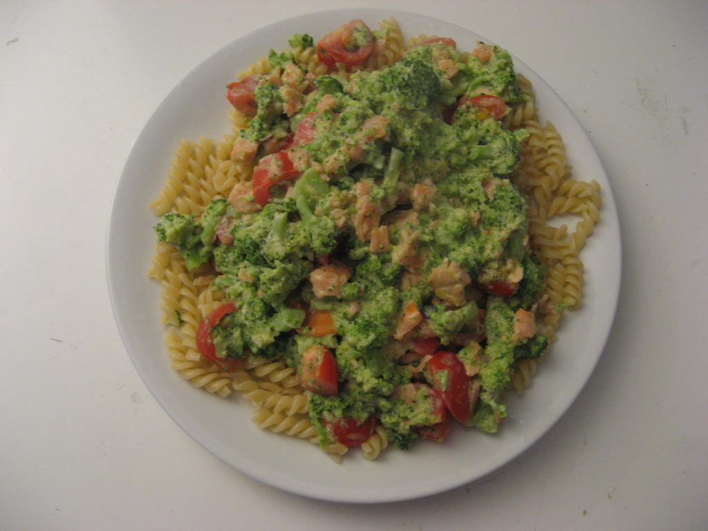 Pasta met broccoli, gerookte zalm en roomkaas